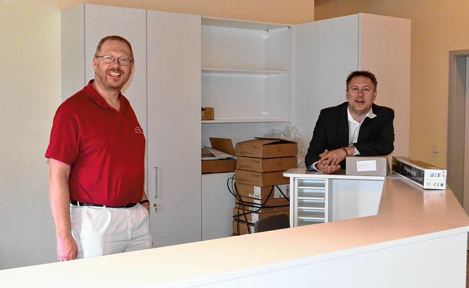 Doktor Kaufmann mit Alois Fritschi am Empfang der neuen Arztpraxis in Eigeltingen